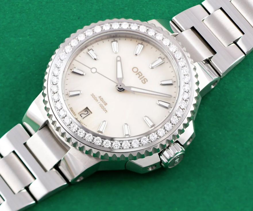 Oris Aquis Date Diamonds REF#73377924956-0781905P (White MOP Dial / 36.5mm)