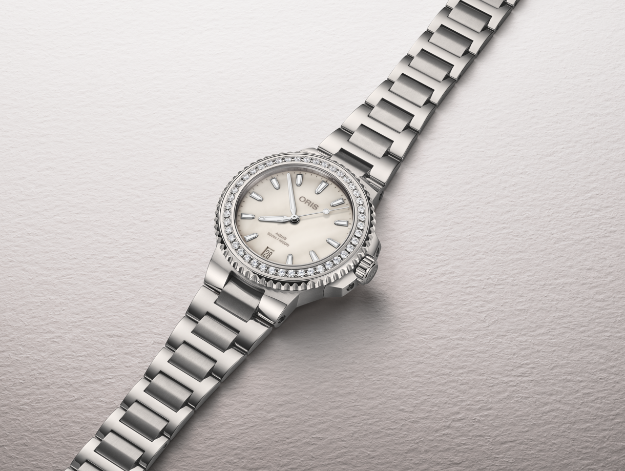 Oris Aquis Date Diamonds REF#73377924956-0781905P (White MOP Dial / 36.5mm)
