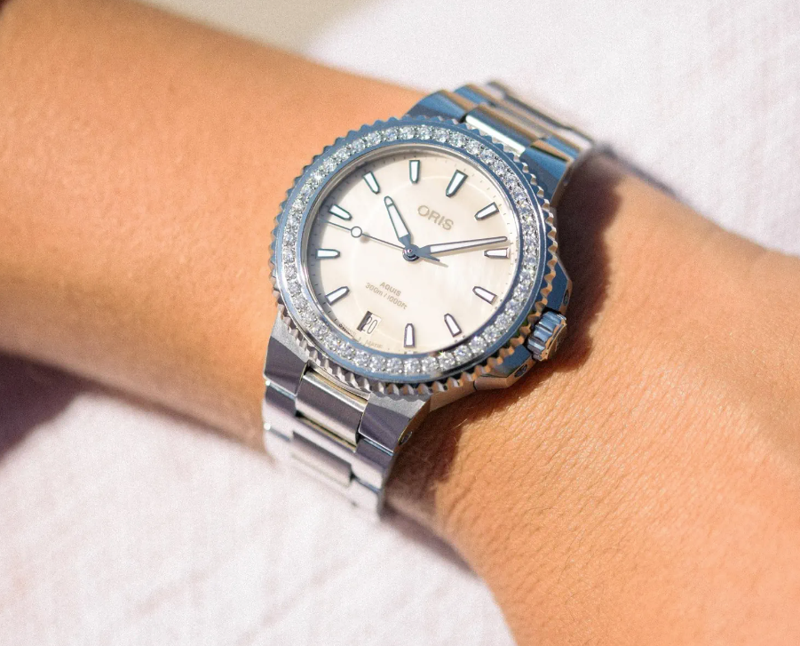 Oris Aquis Date Diamonds REF#73377924956-0781905P (White MOP Dial / 36.5mm)