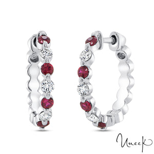 Uneek 14KW Ruby & Diamond Medium Huggy Earrings (boucles d'oreilles moyennes avec rubis et diamants)